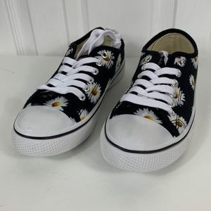 NWOT Sole Mates black sneakers with daisies on them size 5/6.